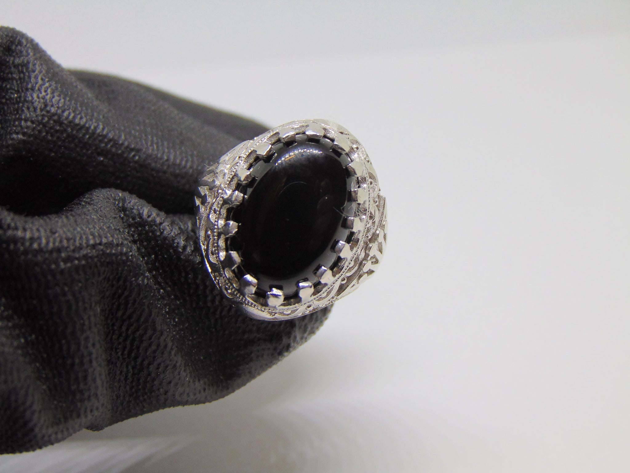 "Royal Onyx with Crown (side)" Herenring 011