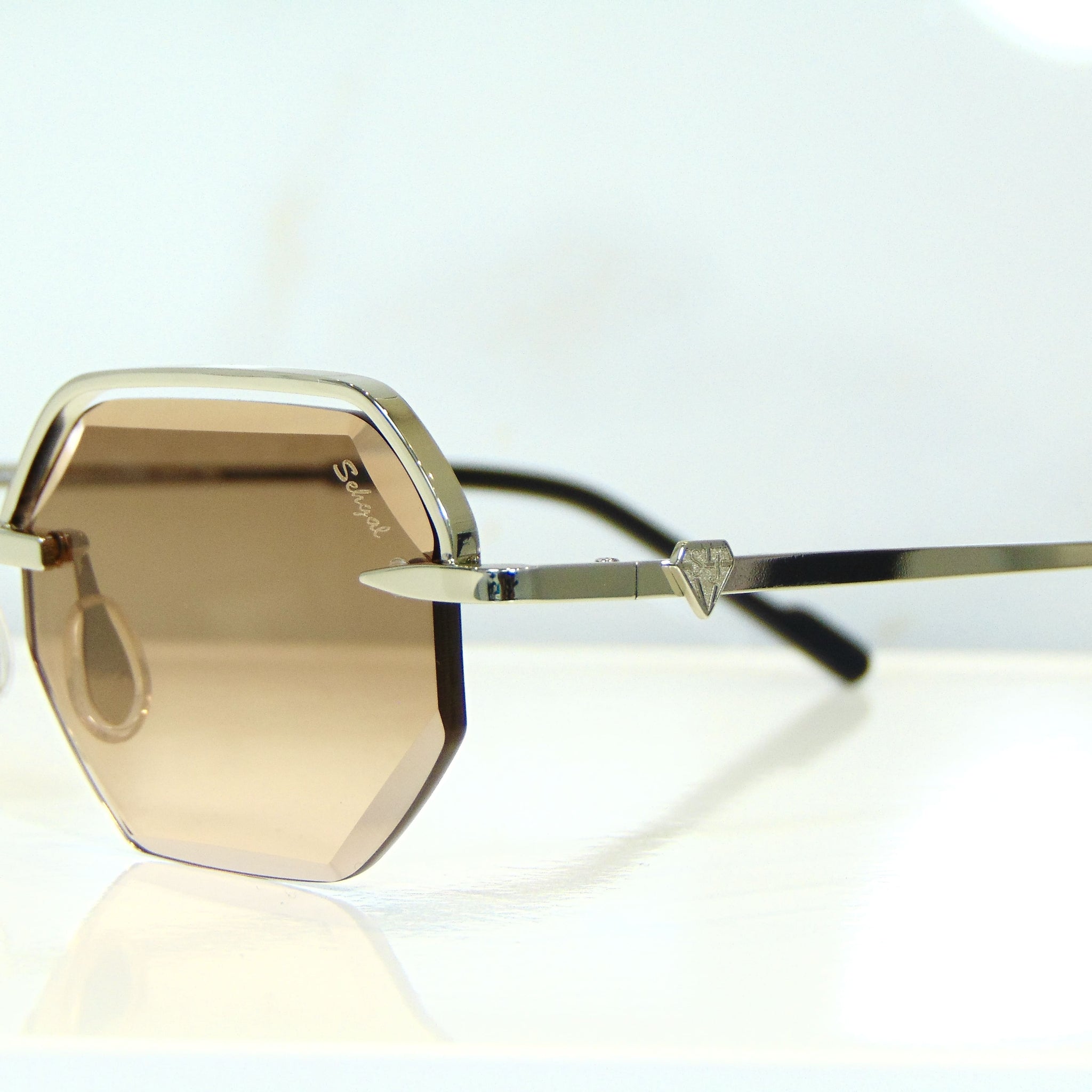 Elite Glasses - 18 Carat Whitegold plated | Polished Diamond Cuts | Brown Ruby