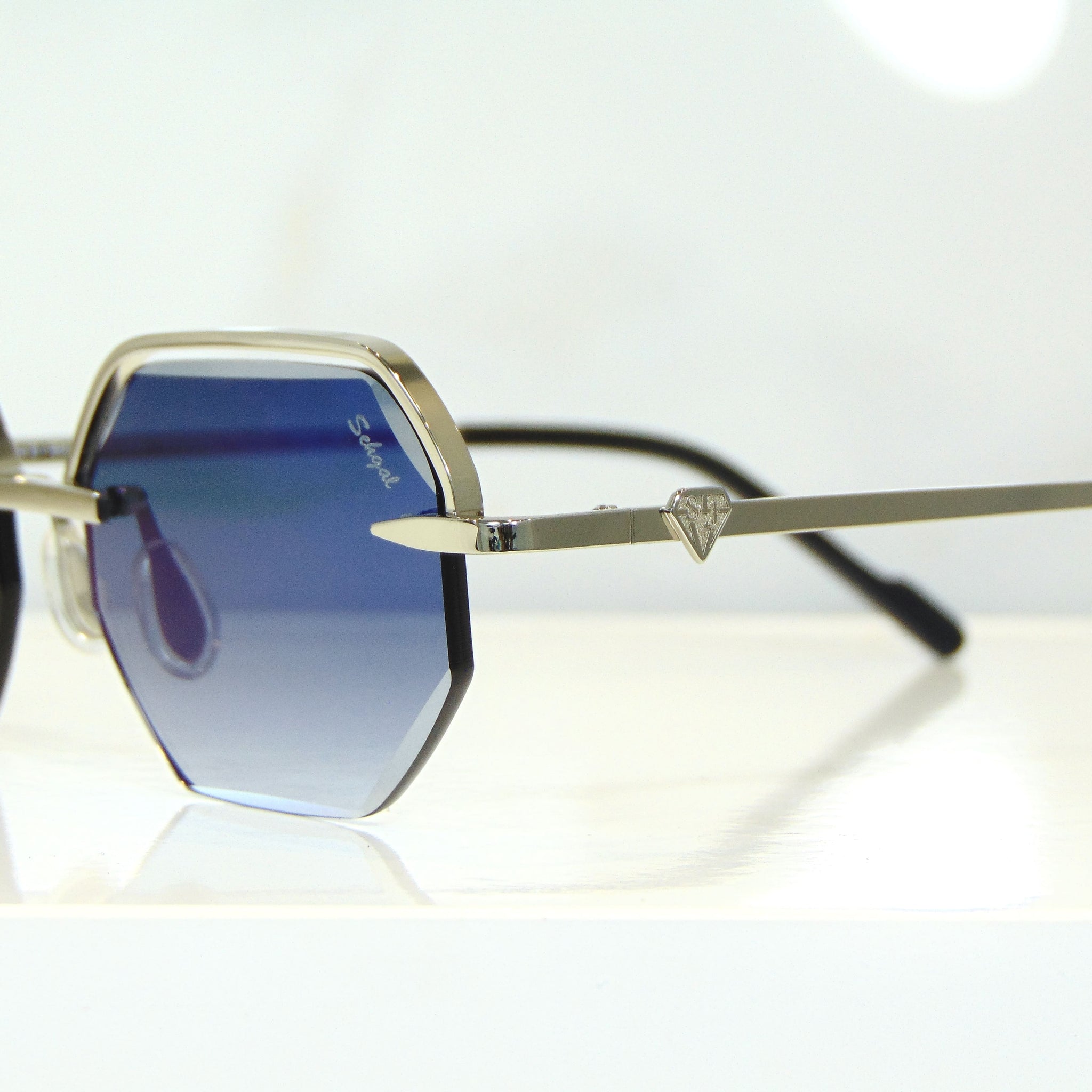 Elite Glasses - 18 Carat Whitegold plated | Polished Diamond Cuts | Magical Blue