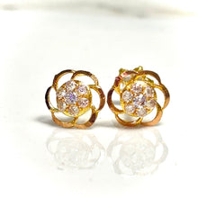 Flower Accent Earring - 14 carat gold EARV2