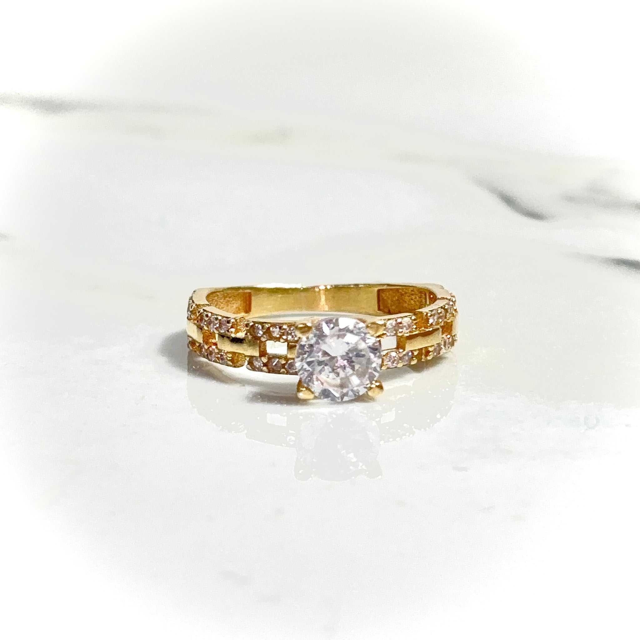 Luminous Solitaire Ring - 14 carat gold