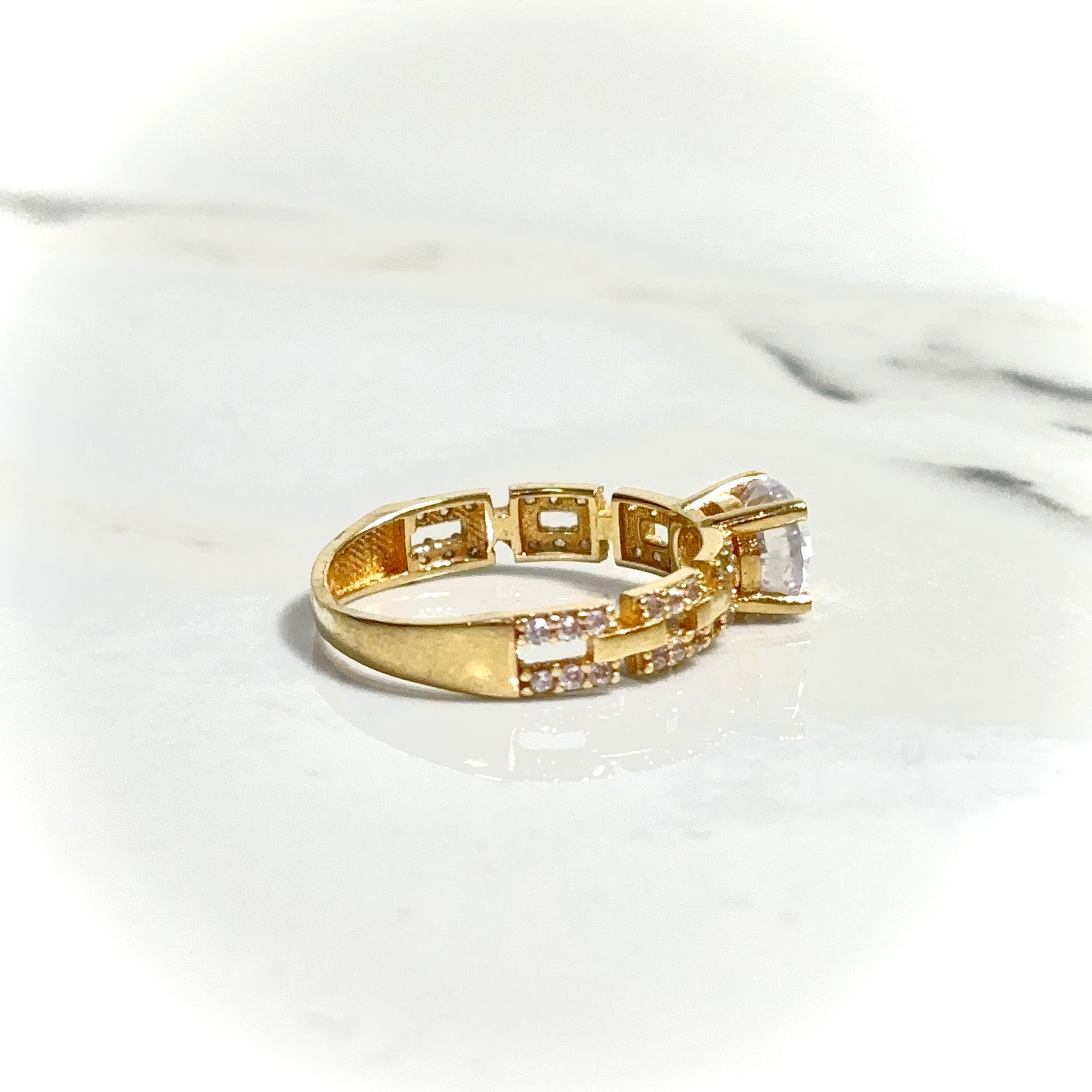 Luminous Solitaire Ring - 14 carat gold