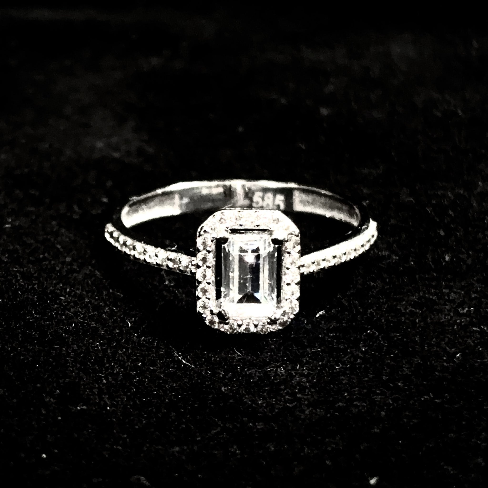 Whispering Emerald Ring - 14 carat gold