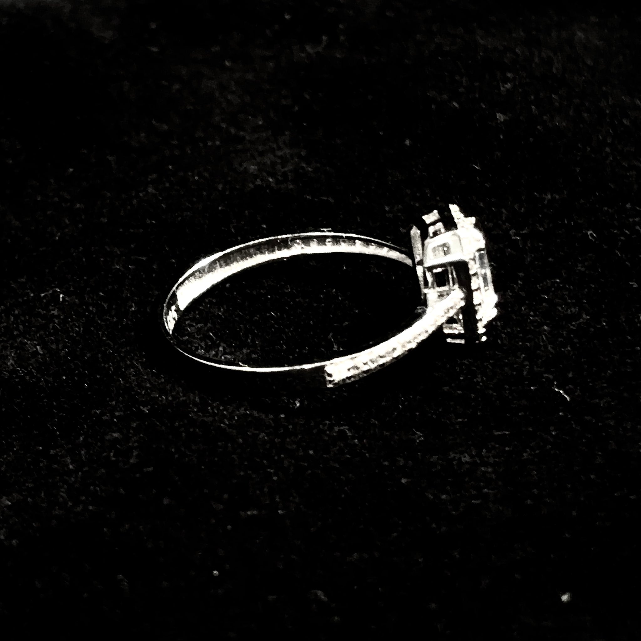 Whispering Emerald Ring - 14 carat gold