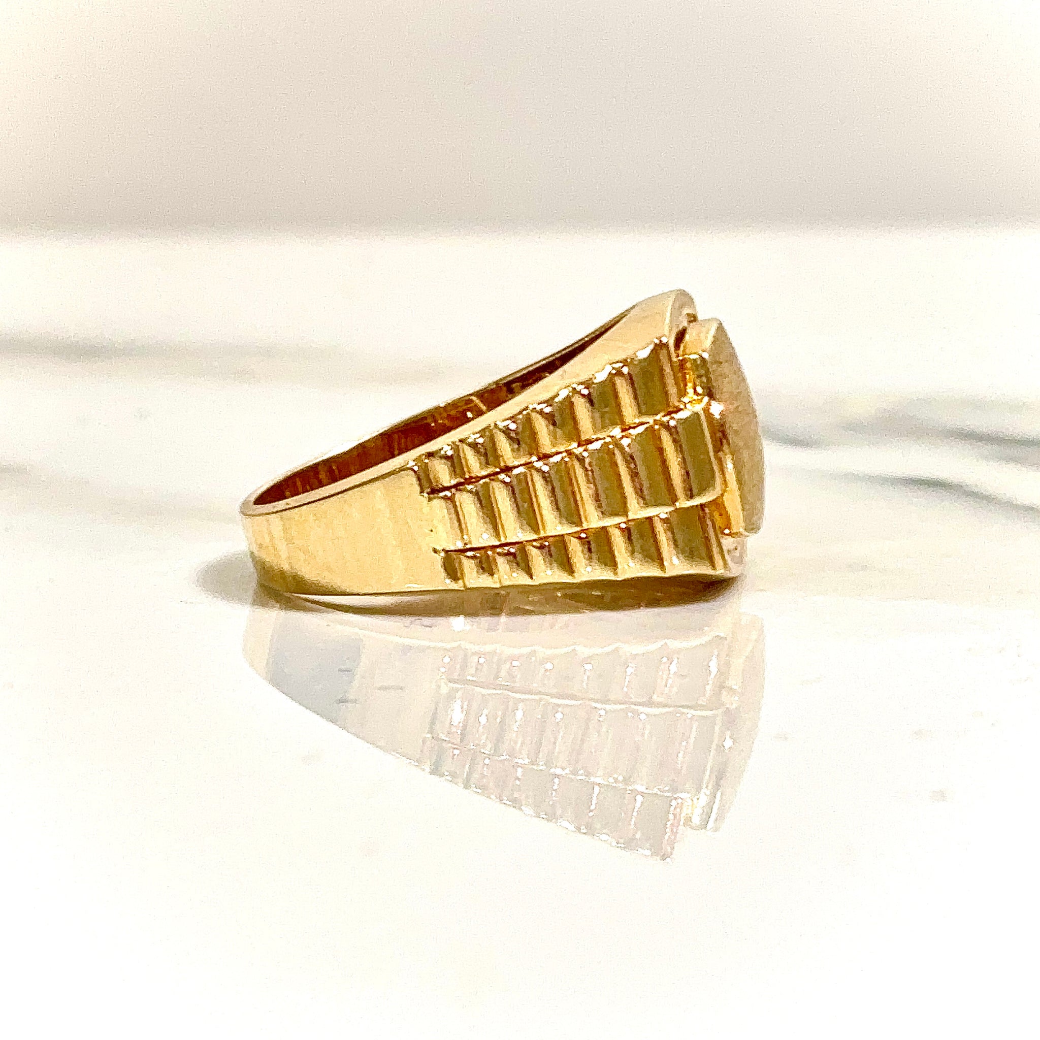 Classic Gold Signet Ring - 14 carat gold 0087 GRV2