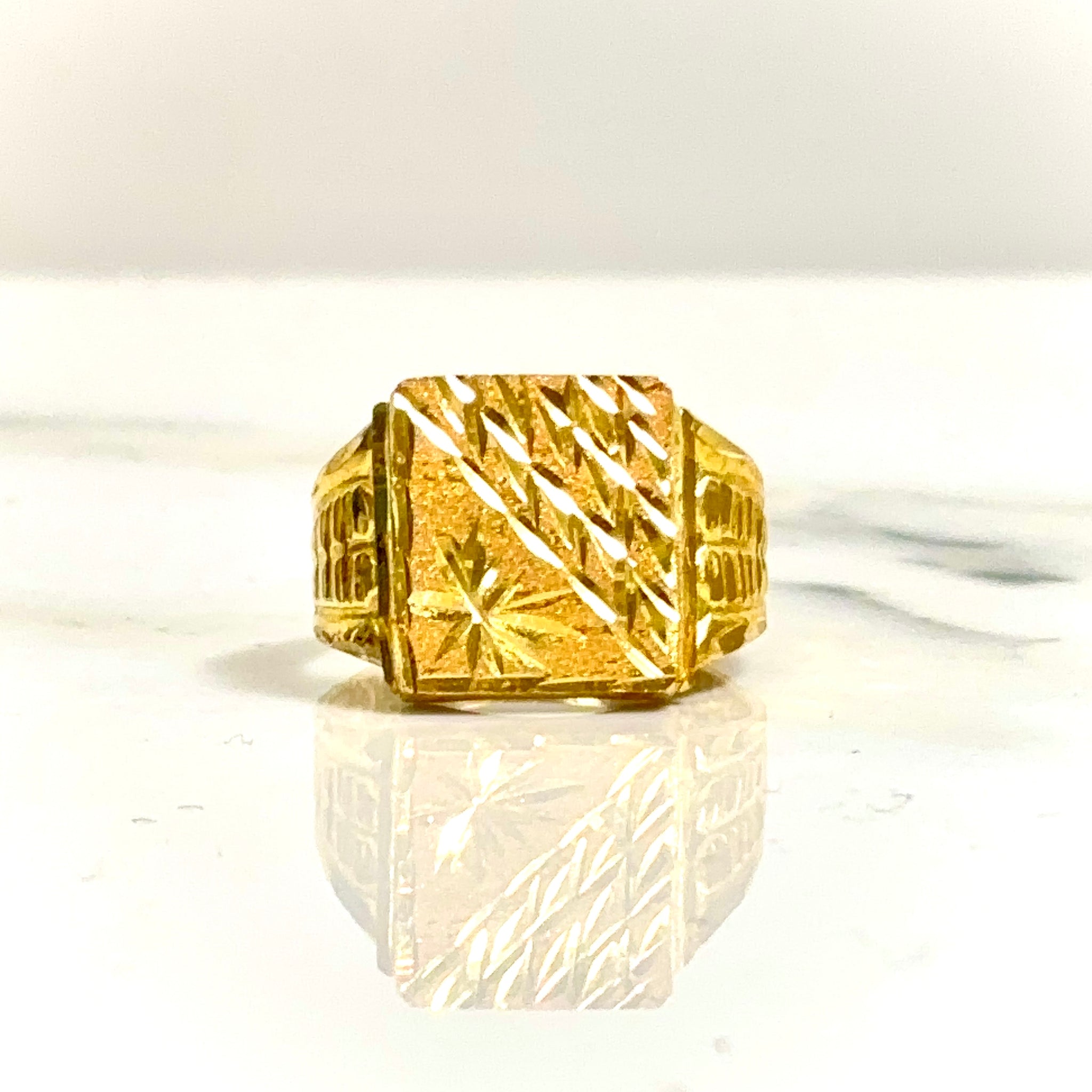 Diamond Cut Ring - 22 carat gold 00103 GRV2
