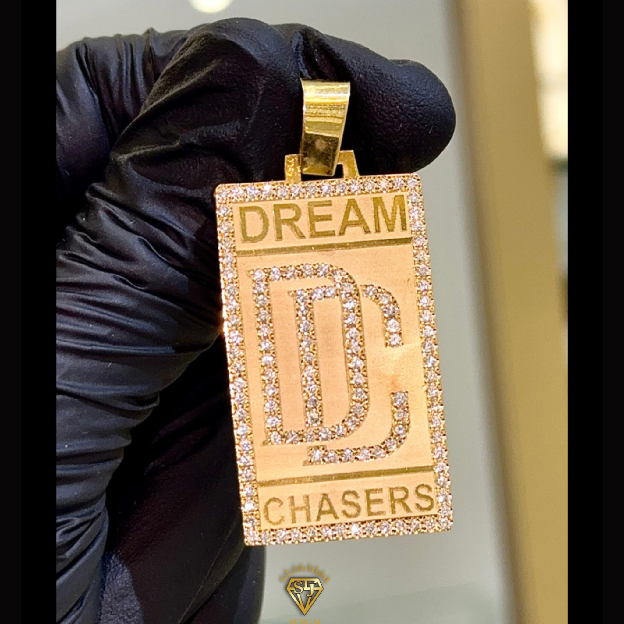 VS1 DREAM CHASERS PENDANT - 0.71CT VS1 - 18K