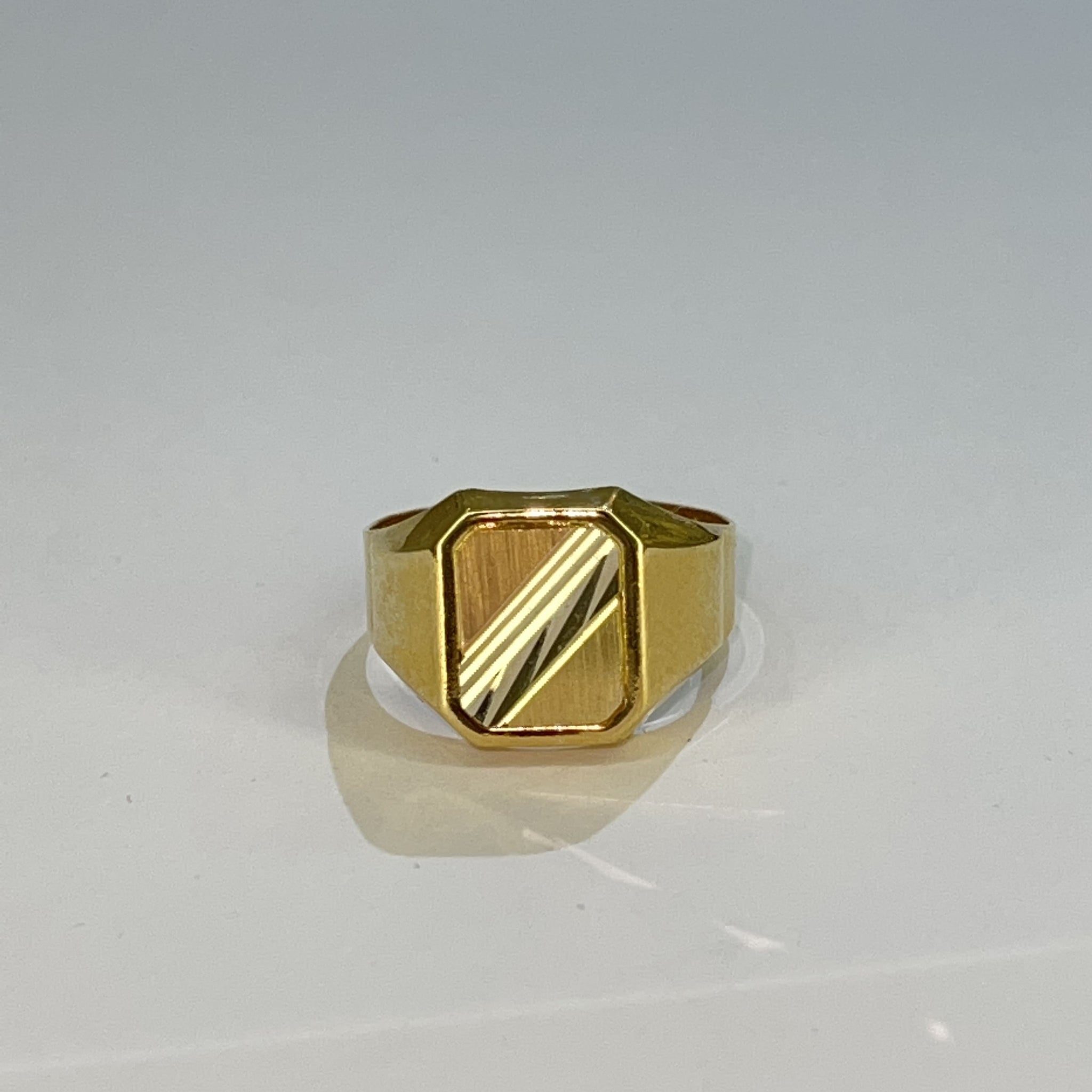 Bicolor Signet Ring - 18 carat gold with Diamond Cuts