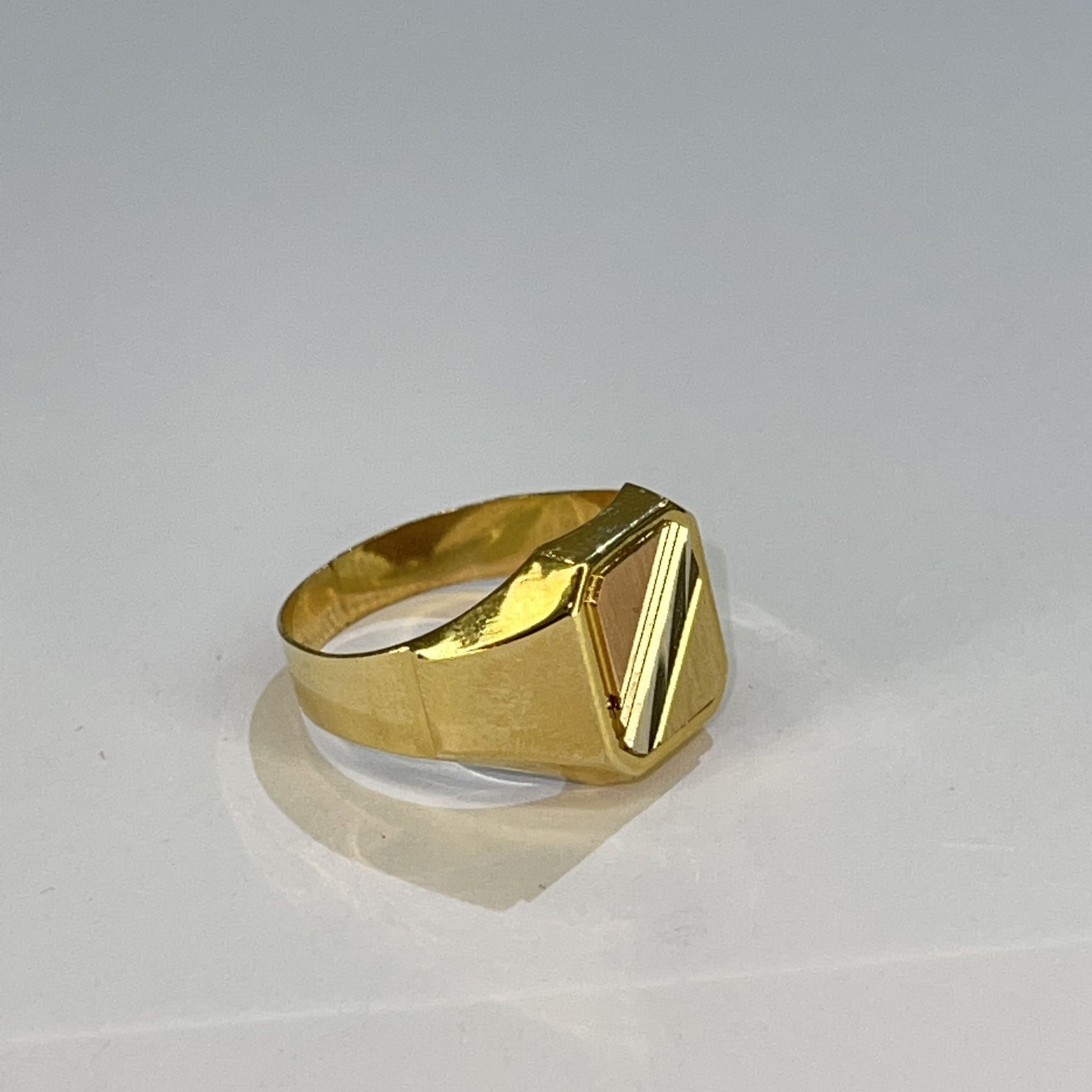 Bicolor Signet Ring - 18 carat gold with Diamond Cuts